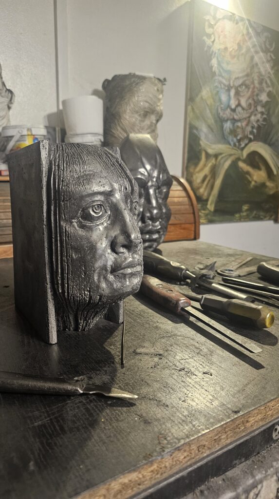 Ręcznie wykonana rzeźba na zamówienie z kamienia i kompozytu Łukasz Cześniak Pracownia Bombadilo