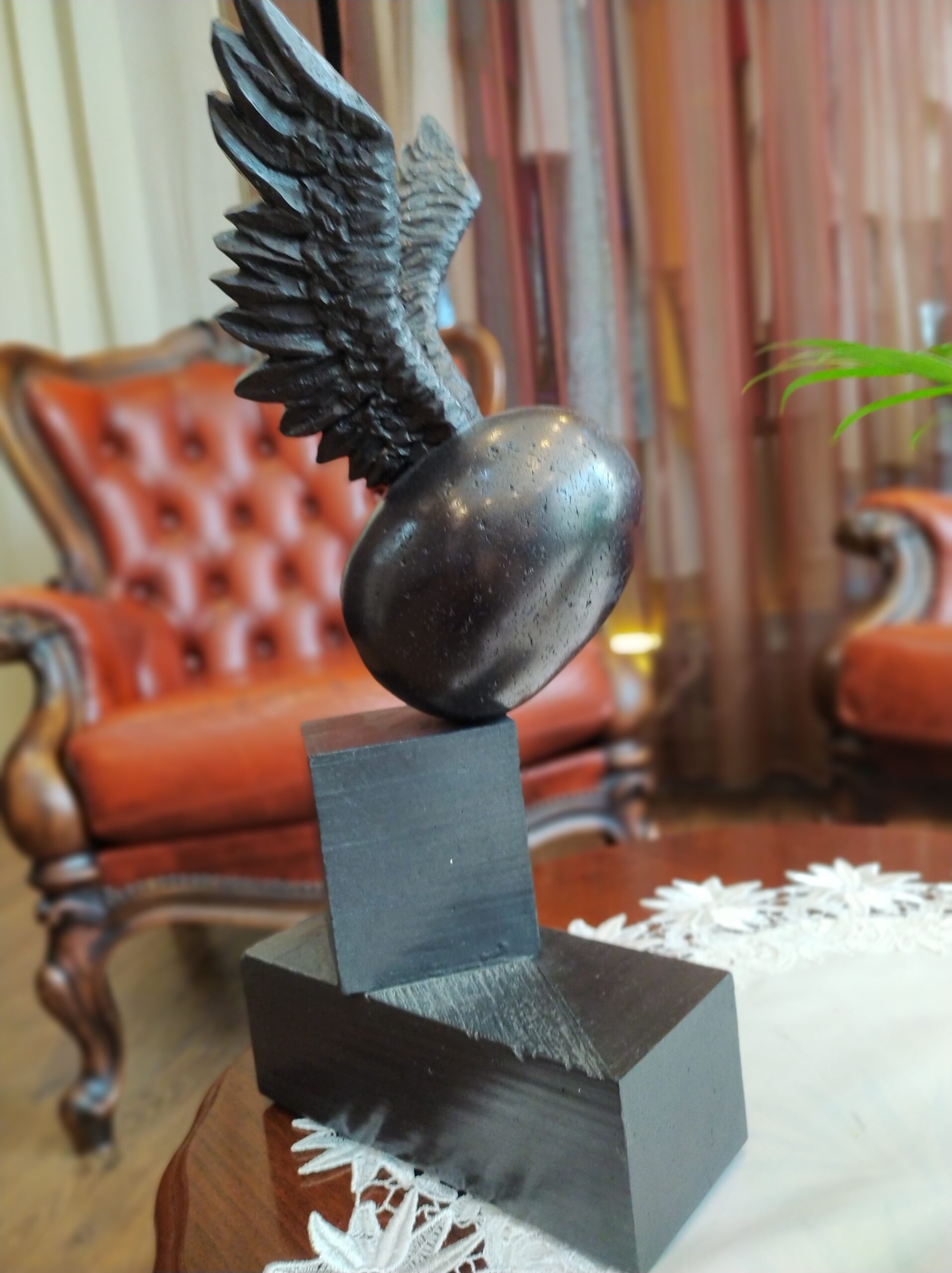 Unikatowe, ręcznie rzeźbione statuetki – symbol uznania dla laureatów i osób zasłużonych