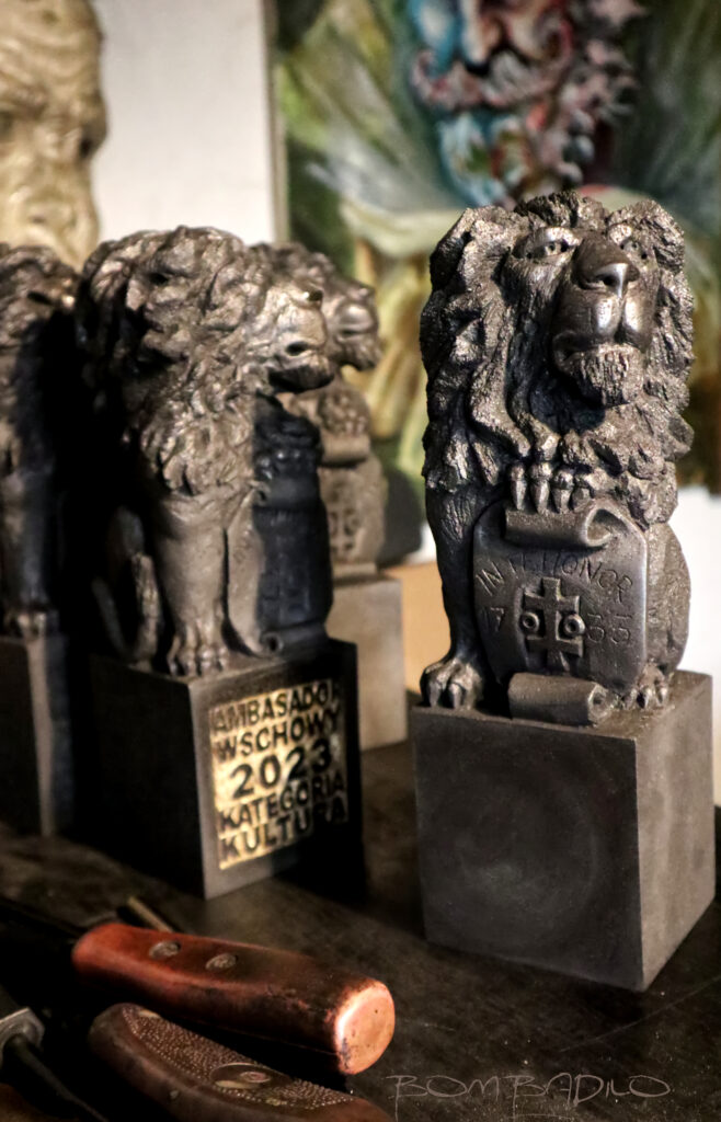 Czarny lew statuetka na zamówienie ręcznie rzeźbiona Bombadilo pracownia rzeźbiarka