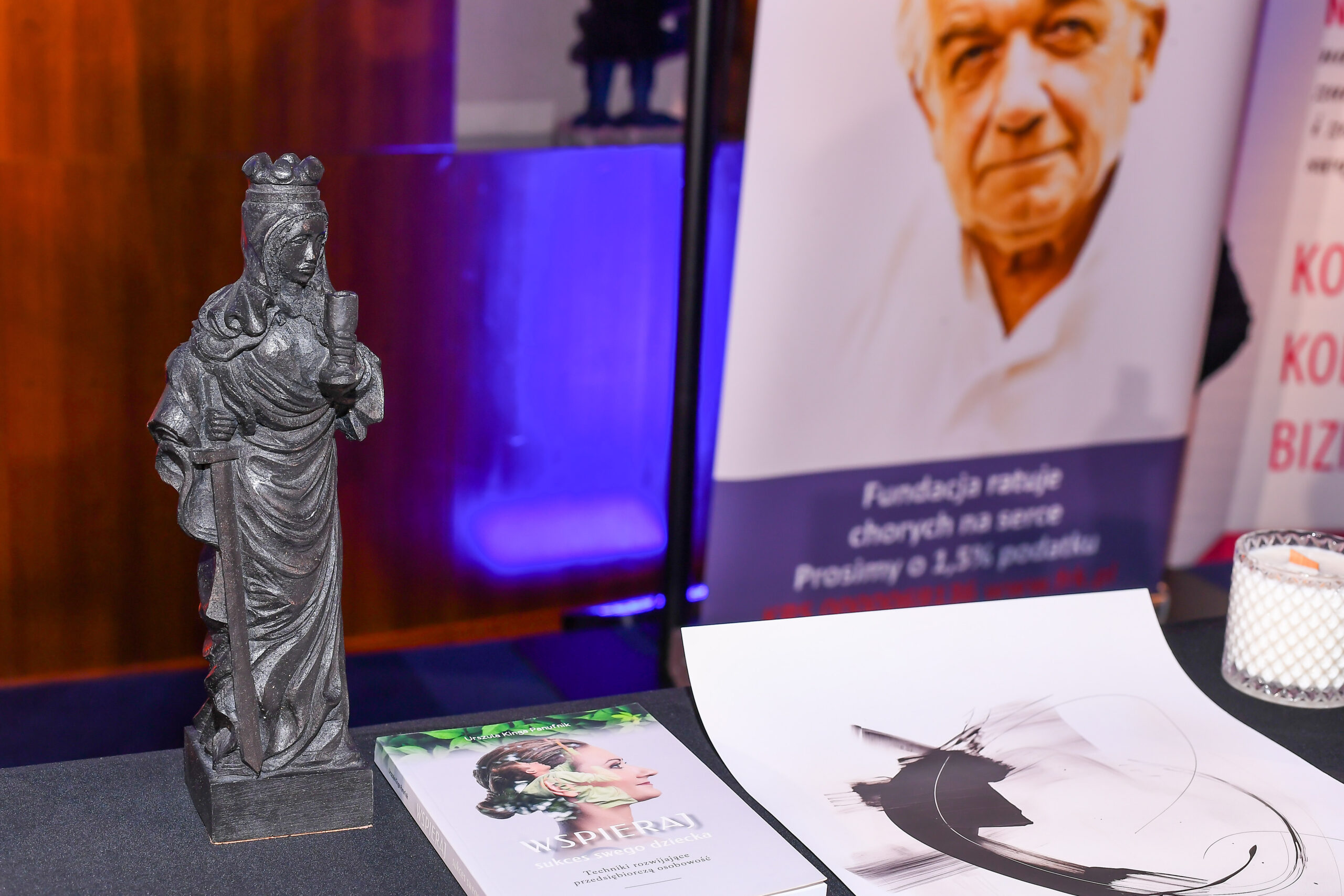 Święta Barbara z Pracowni Bombadilo. Artystyczna rzeźba z grafitu na gali „50 Osobistości Biznesu. Od serca dla serca”