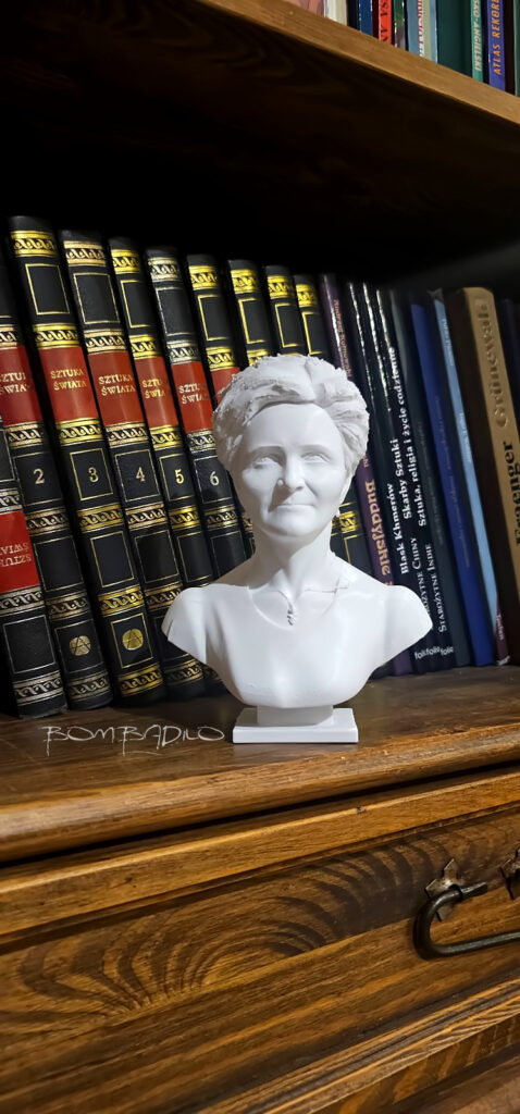 Realistyczne popiersie mamy, babci na zamówienie w pracowni rzeźbiarskiej bombadilo.pl Łukasz Cześniak