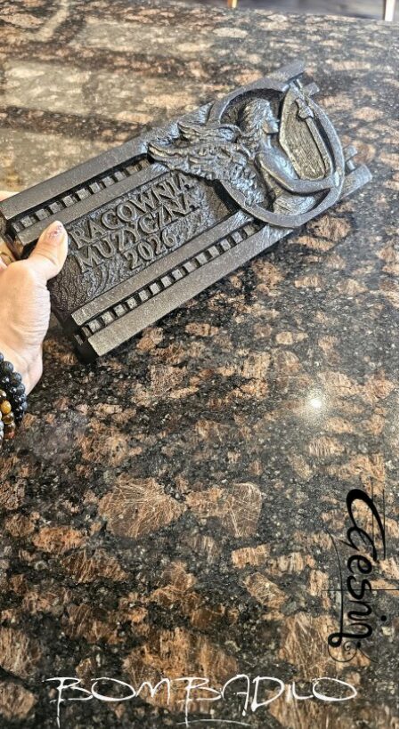 Tabliczka pamiątkowa ręcznie rzeźbiona w czarnym kamieniu