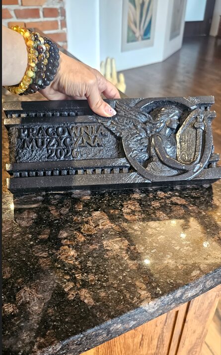 Wyjątkowa tabliczka pamiątkowa dla Wiejskiego Domu Kultury w Frydrychowicach