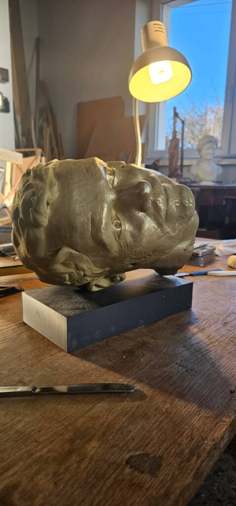 Rzeźbione popiersie na zamówienie Łukasz Cześniak polska i rodzinna pracownia artystyczna