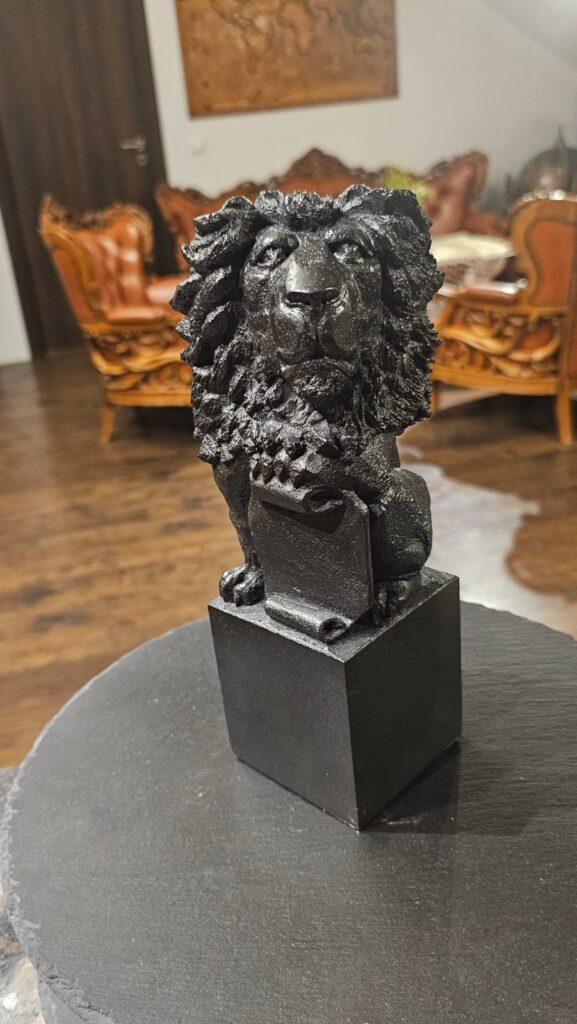 Statuetka Bombadilo - ręcznie rzeźbiony lew z czarnego kamienia